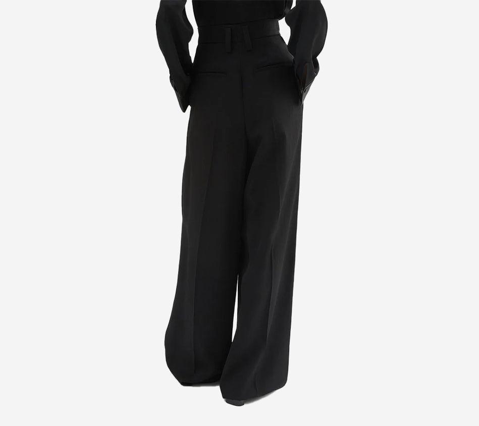 JIL-SLIGHTLY HIGH WAISTED VOLUMINOUS PLEATED PANT WITH METAL ZIP CLOSURE. BELT LOOPS, SIDE SEAM AND BACK WELT POCKETS. LOW CROTCH