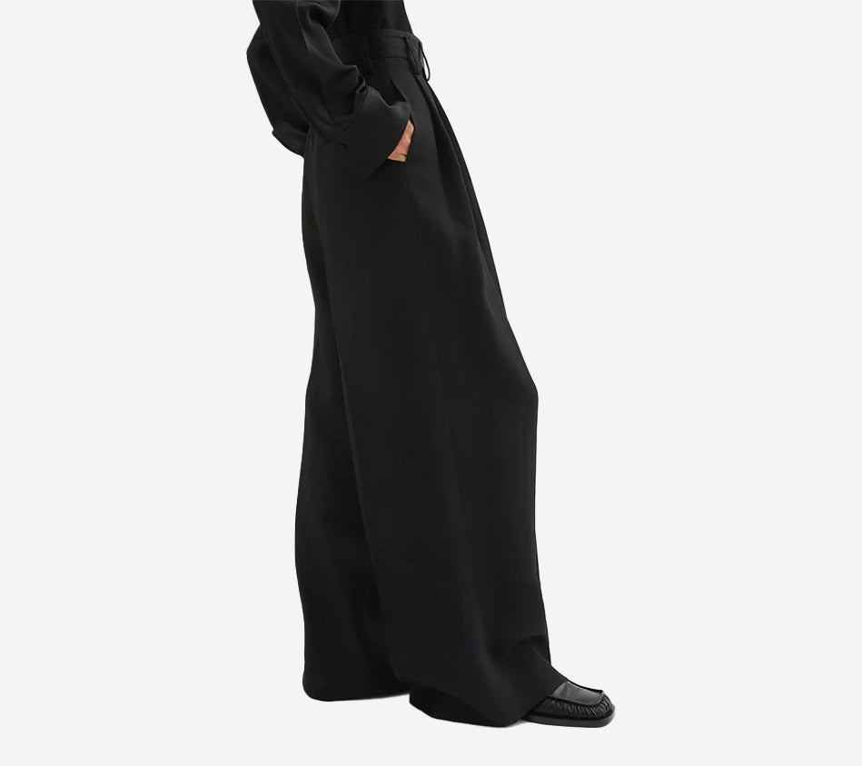 JIL-SLIGHTLY HIGH WAISTED VOLUMINOUS PLEATED PANT WITH METAL ZIP CLOSURE. BELT LOOPS, SIDE SEAM AND BACK WELT POCKETS. LOW CROTCH